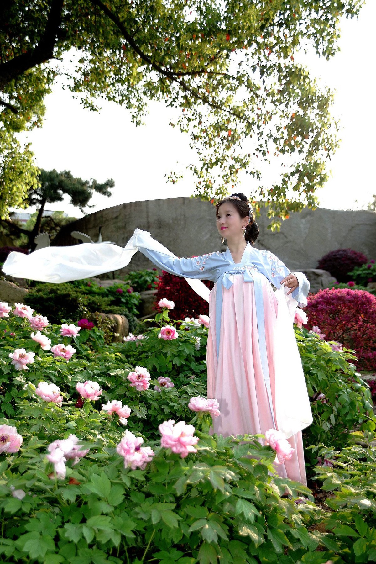 请假貼--环境人像外拍--美女老师赏花在东湖牡丹园！