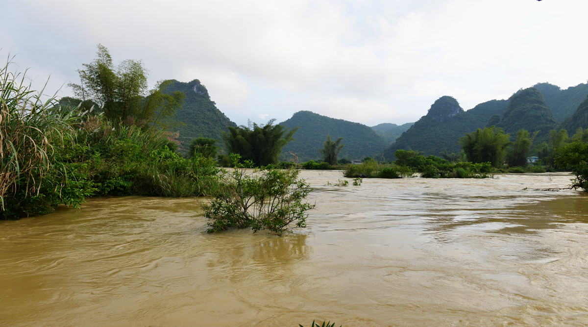 丰水期的德天瀑布