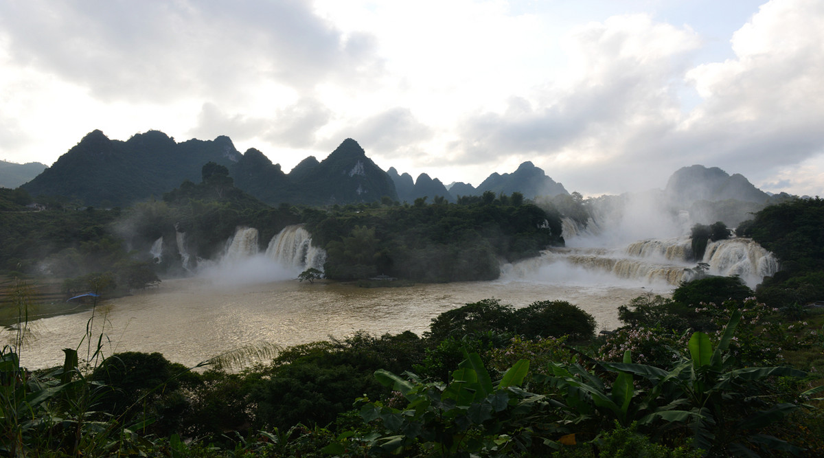 丰水期的德天瀑布