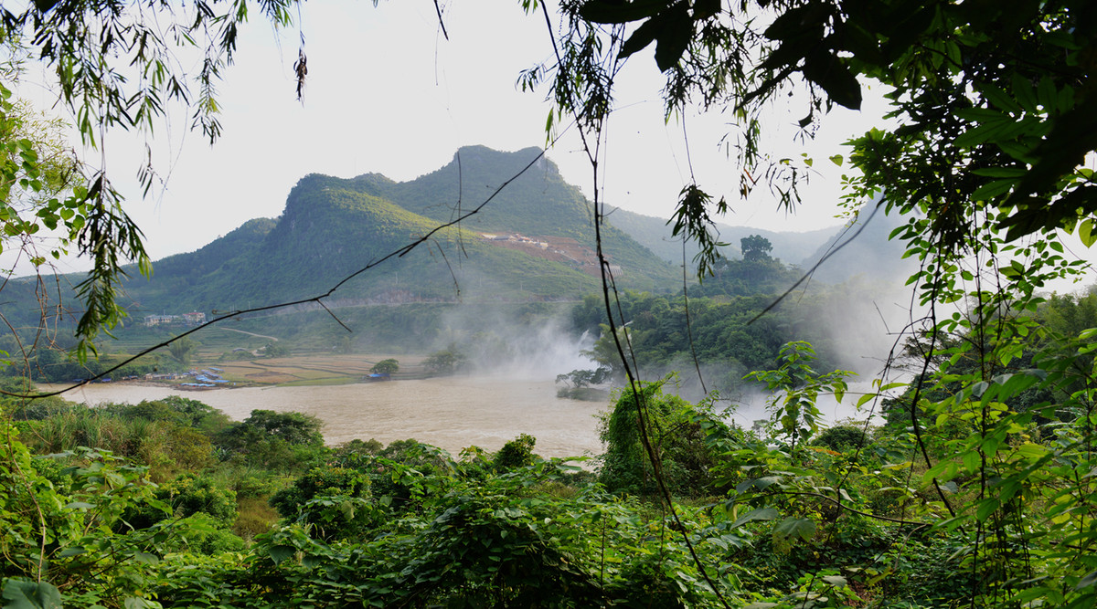 丰水期的德天瀑布