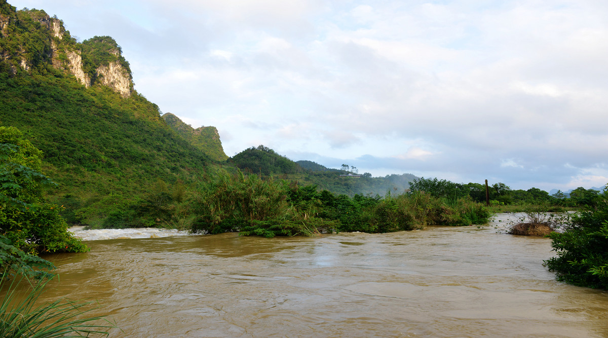 丰水期的德天瀑布