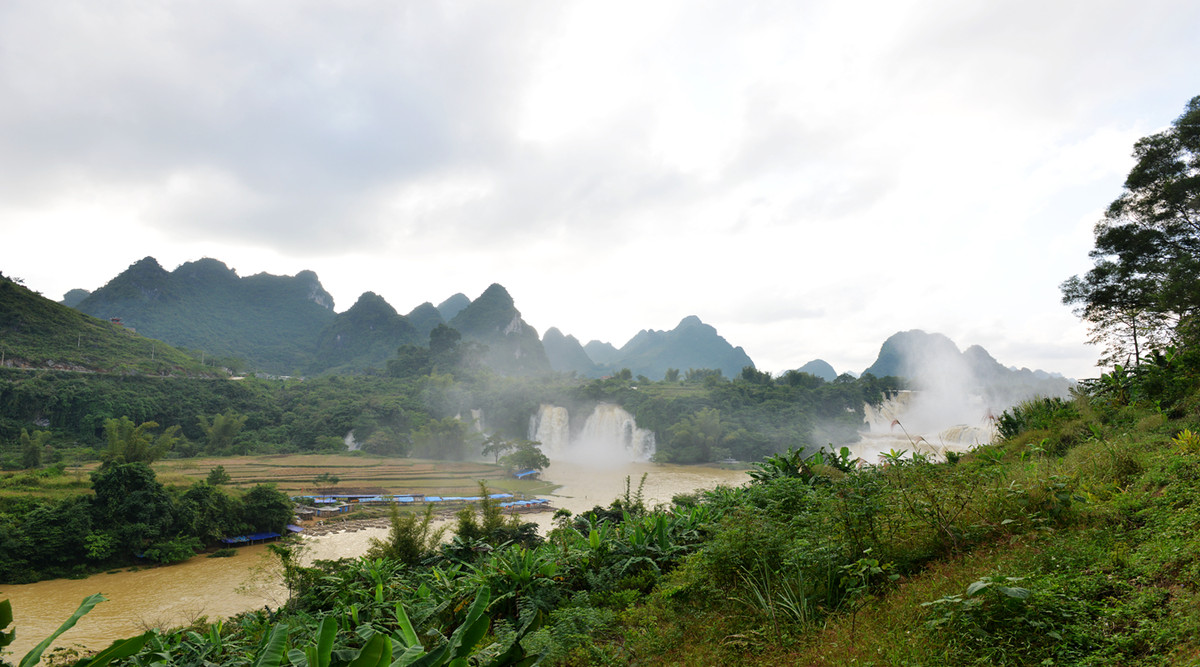 丰水期的德天瀑布
