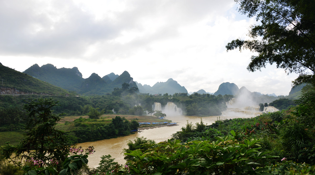 丰水期的德天瀑布