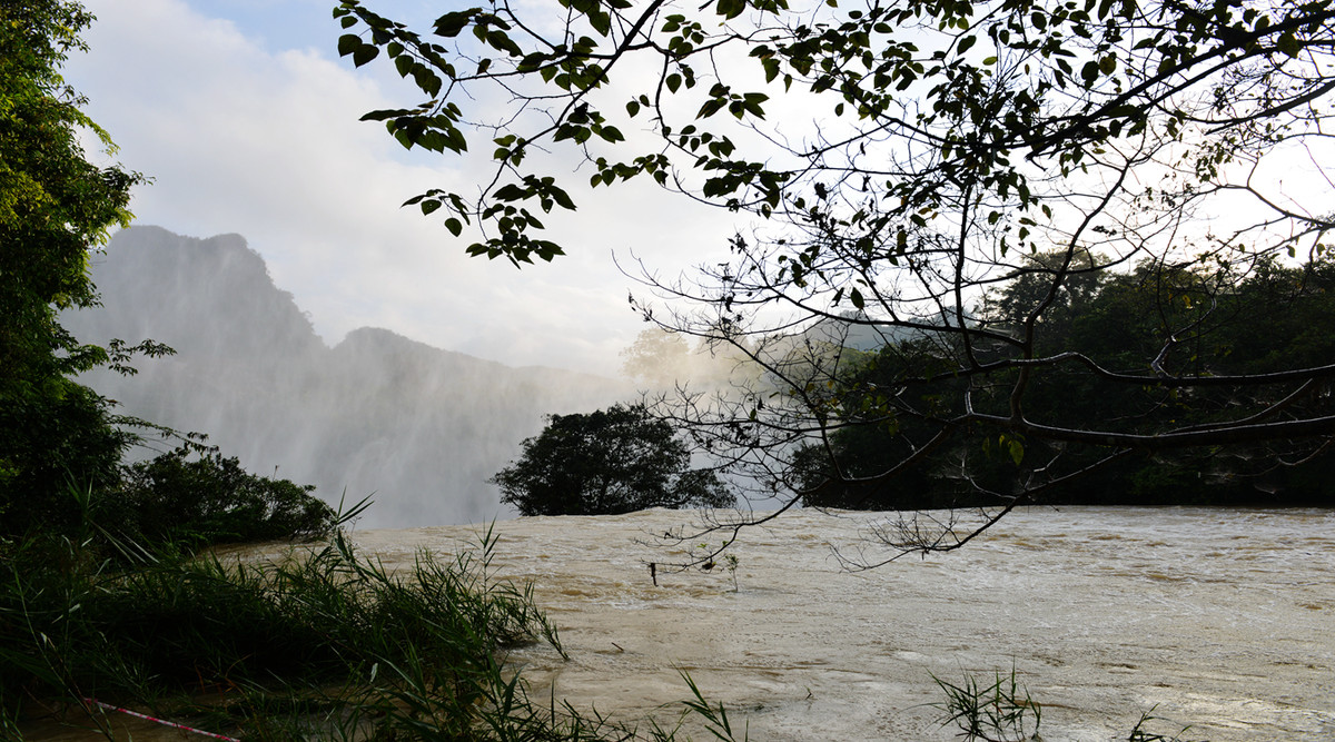 丰水期的德天瀑布