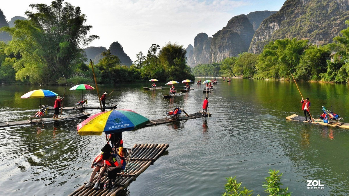 桂林阳朔遇龙河景区游客观光竹筏