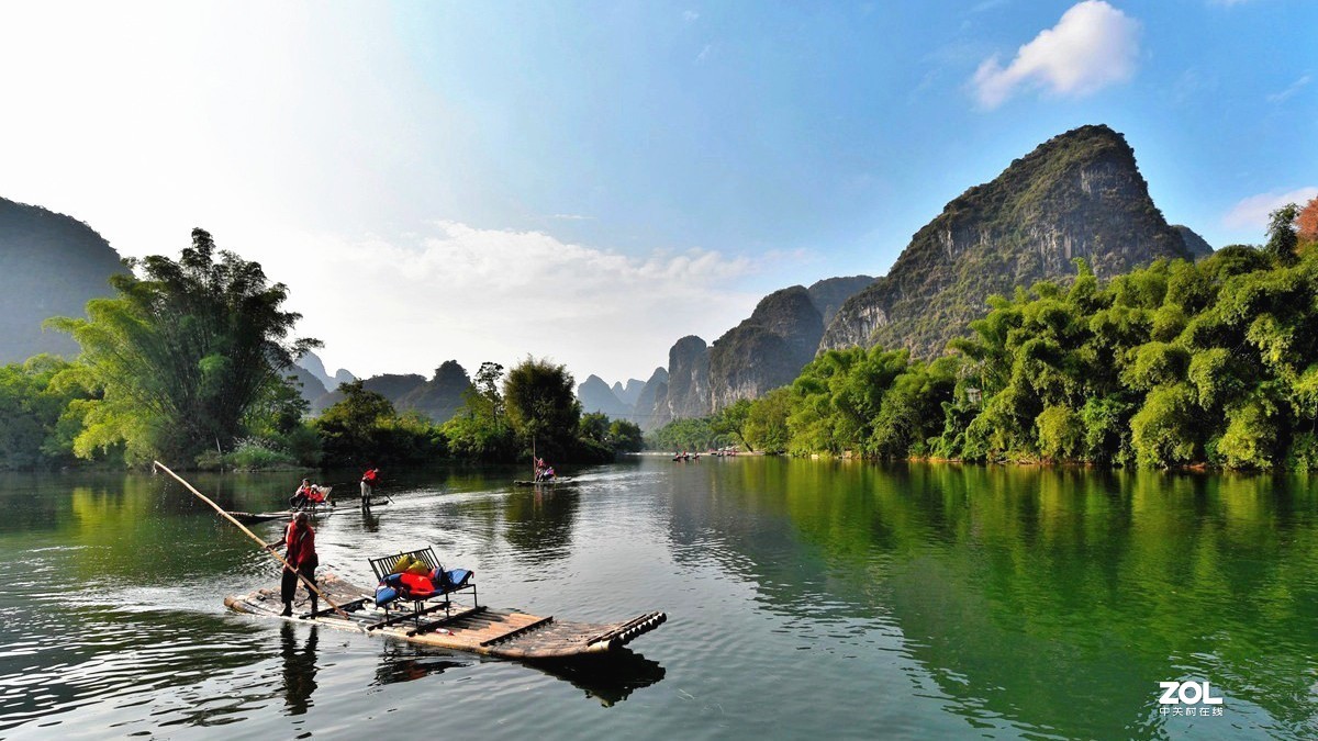 桂林阳朔遇龙河景区游客观光竹筏