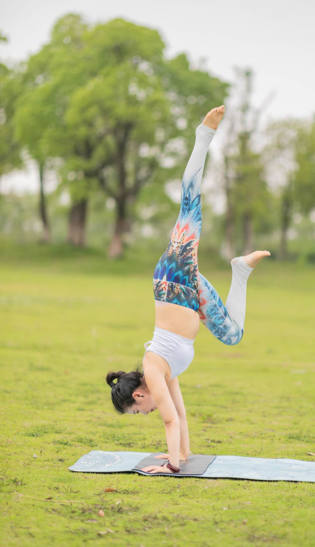 一组瑜伽美女老师