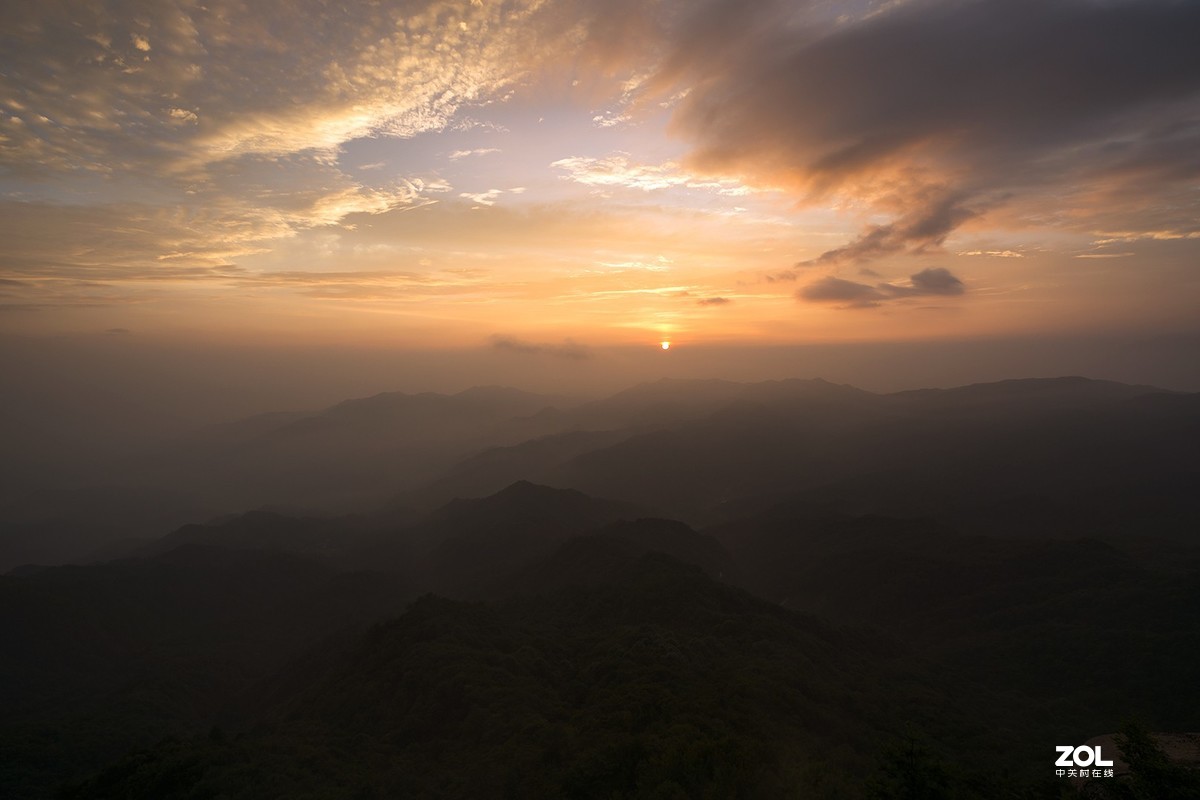 太阳出来喜洋洋