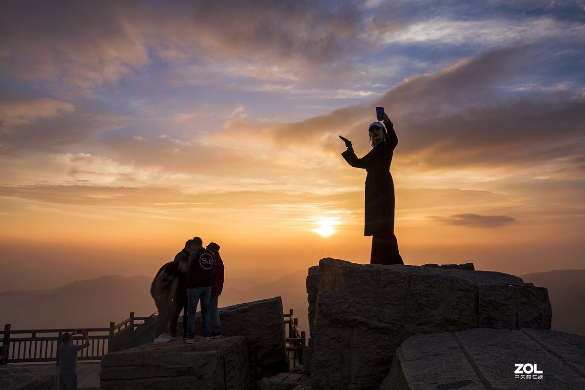 太阳出来喜洋洋