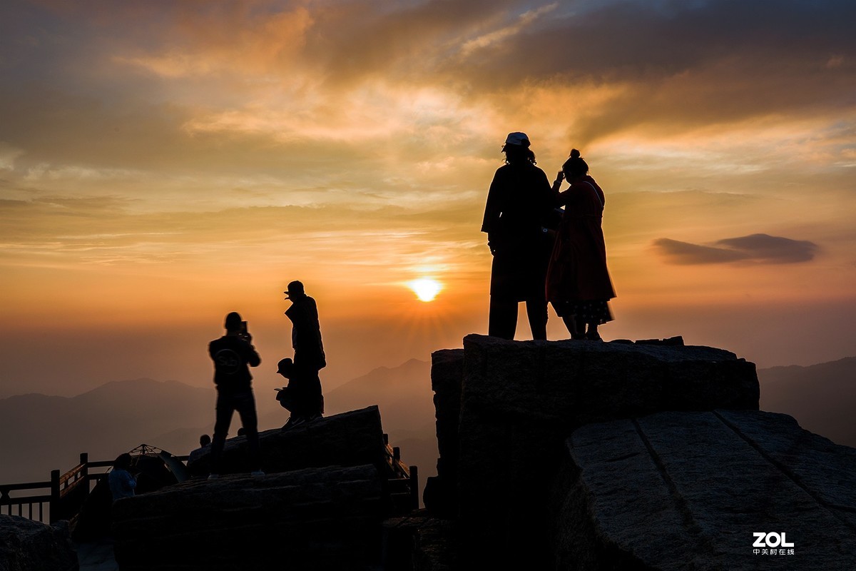太阳出来喜洋洋