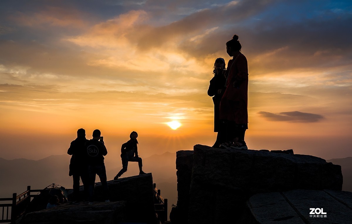 太阳出来喜洋洋