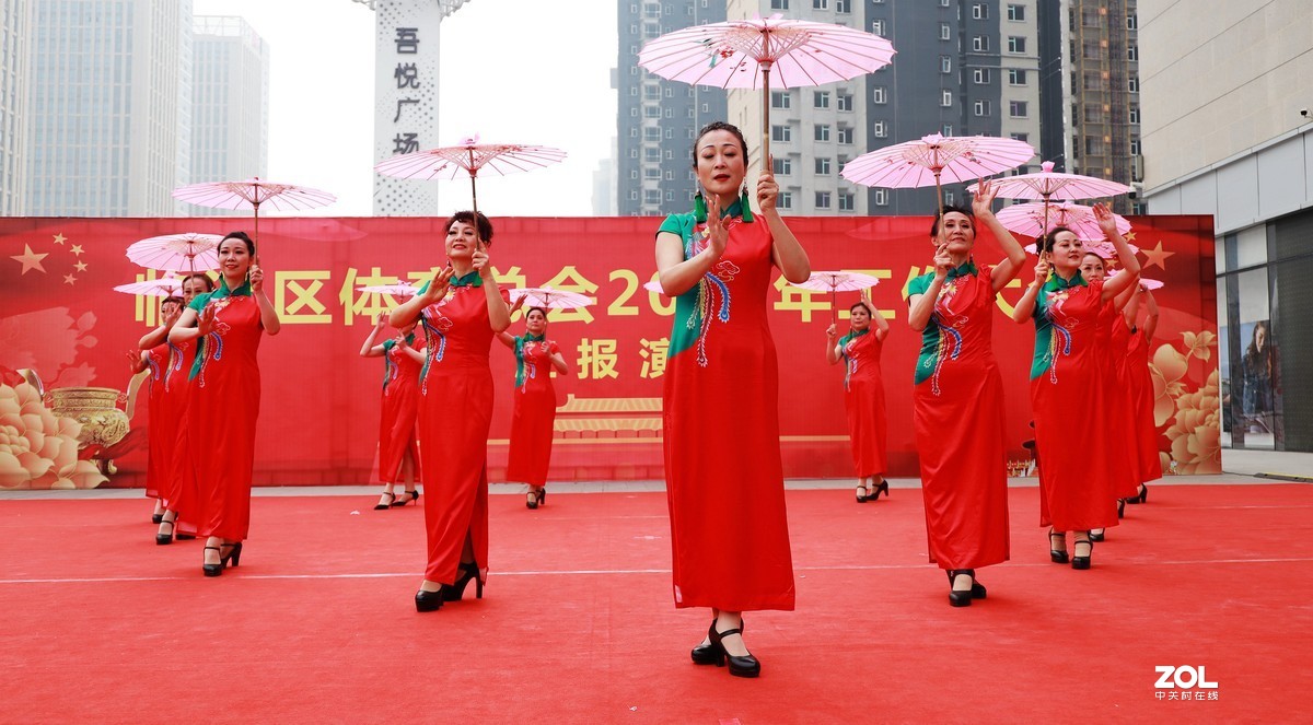 吾悦广场中老年模特表演《4》