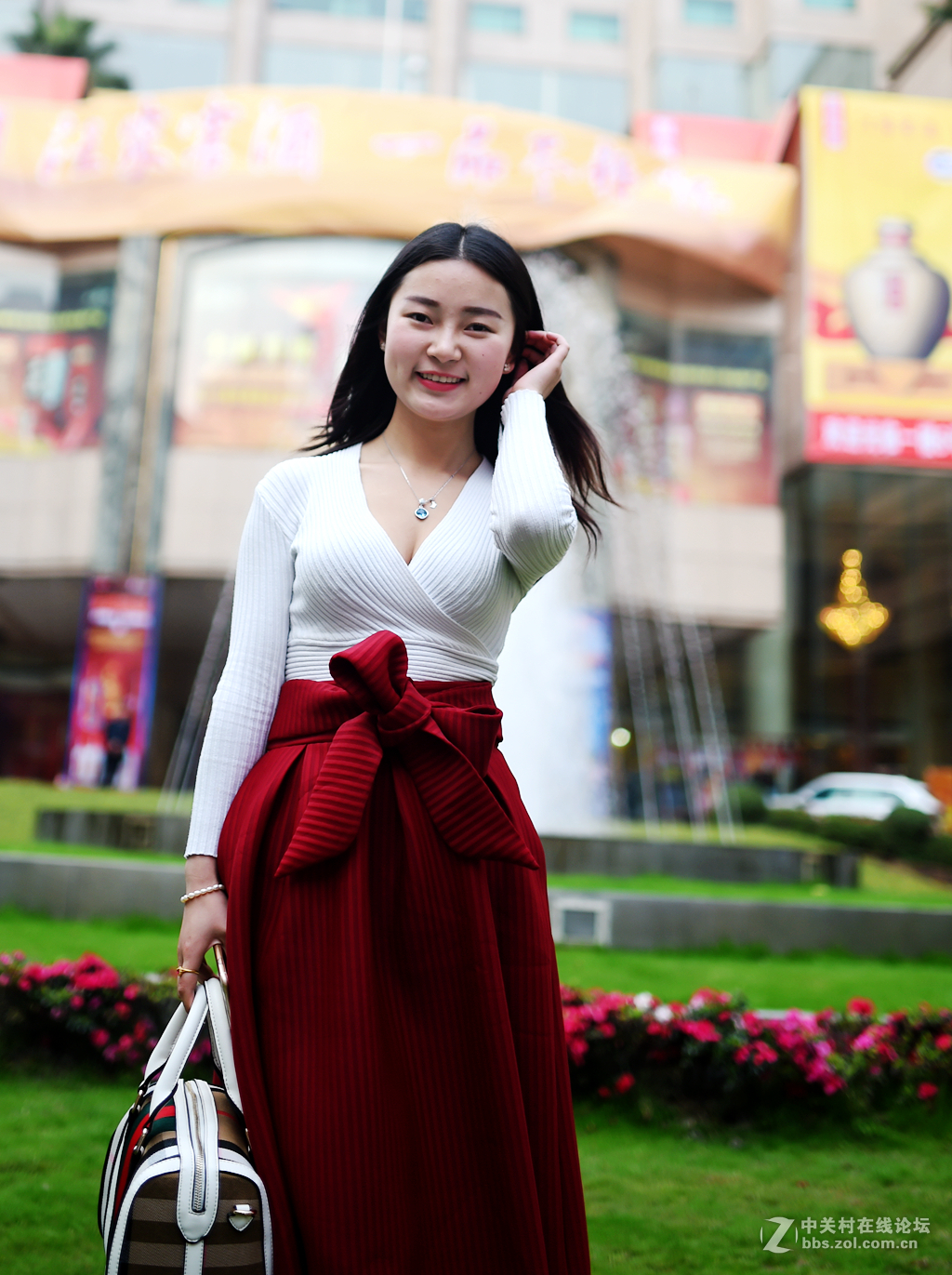 她就是罗林,一个灵魂散发香气的女人!