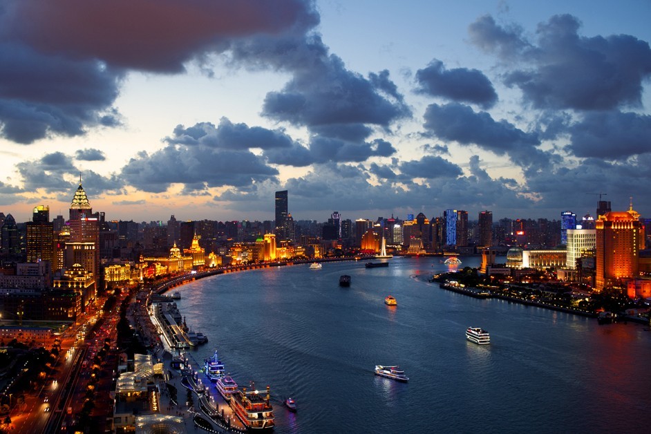 2012上海黄浦江外滩晚上的蓝天白云