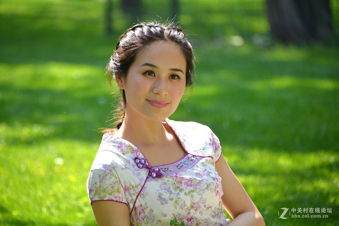 绿茵活泼美女