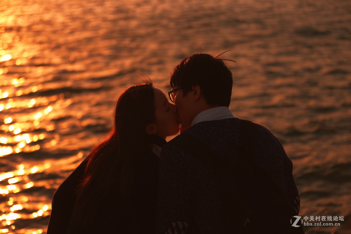 抓拍甜蜜的一吻！