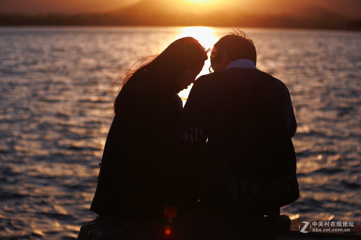 抓拍甜蜜的一吻！