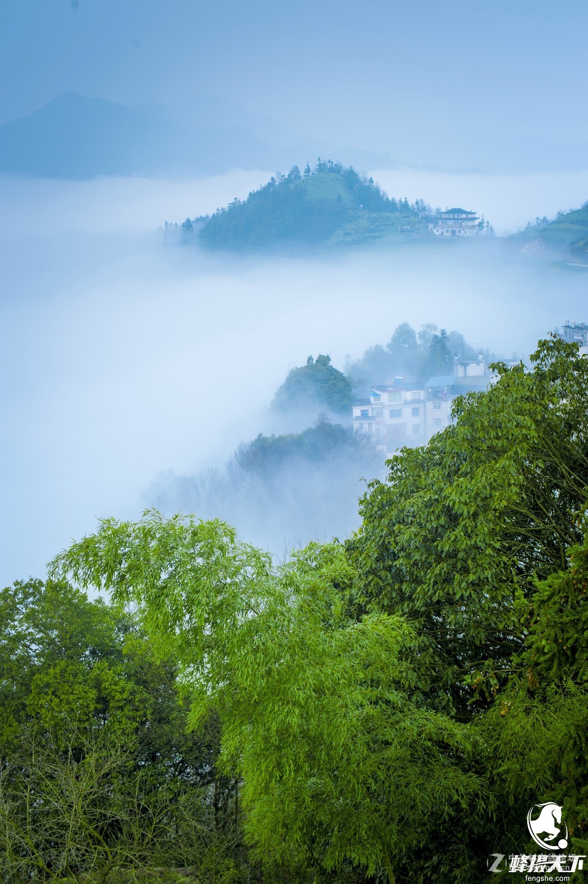 蜂摄天下安徽石潭云雾缭绕美如画