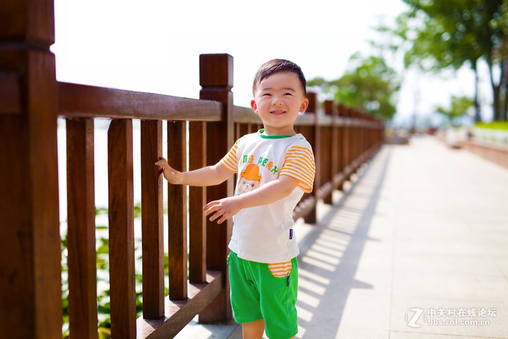 额，今天下午外拍的朋友的孩子