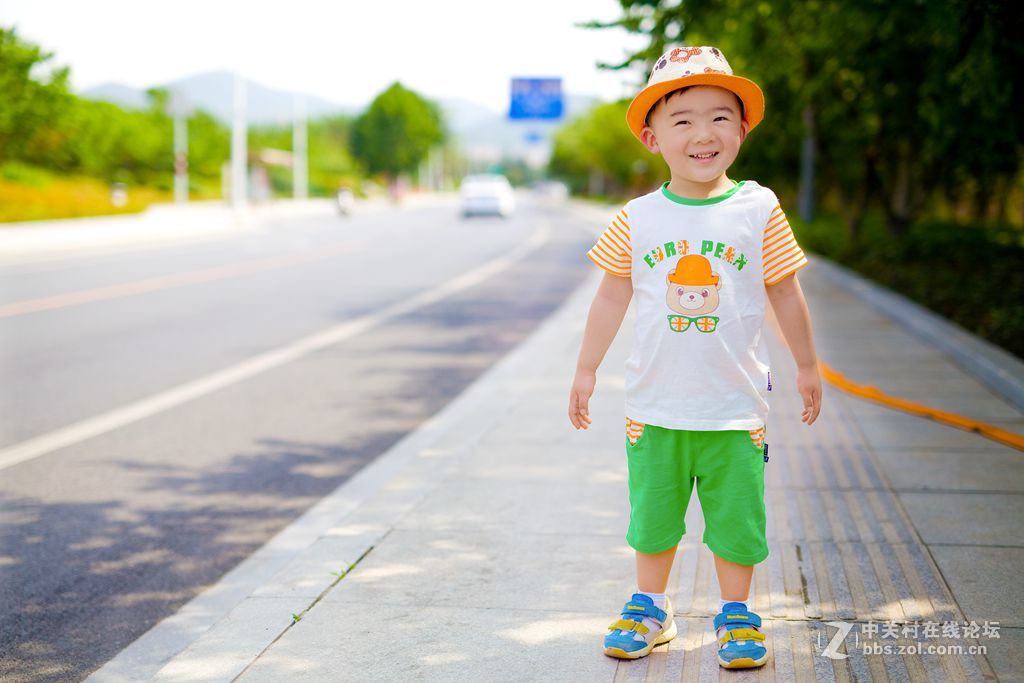 额，今天下午外拍的朋友的孩子