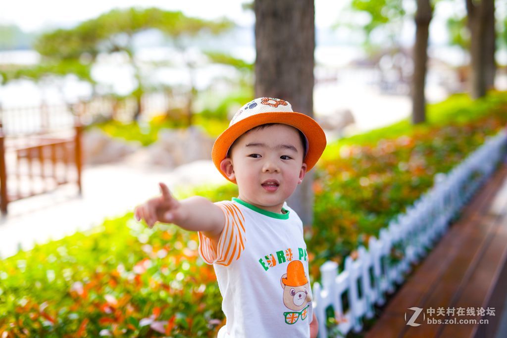 额，今天下午外拍的朋友的孩子