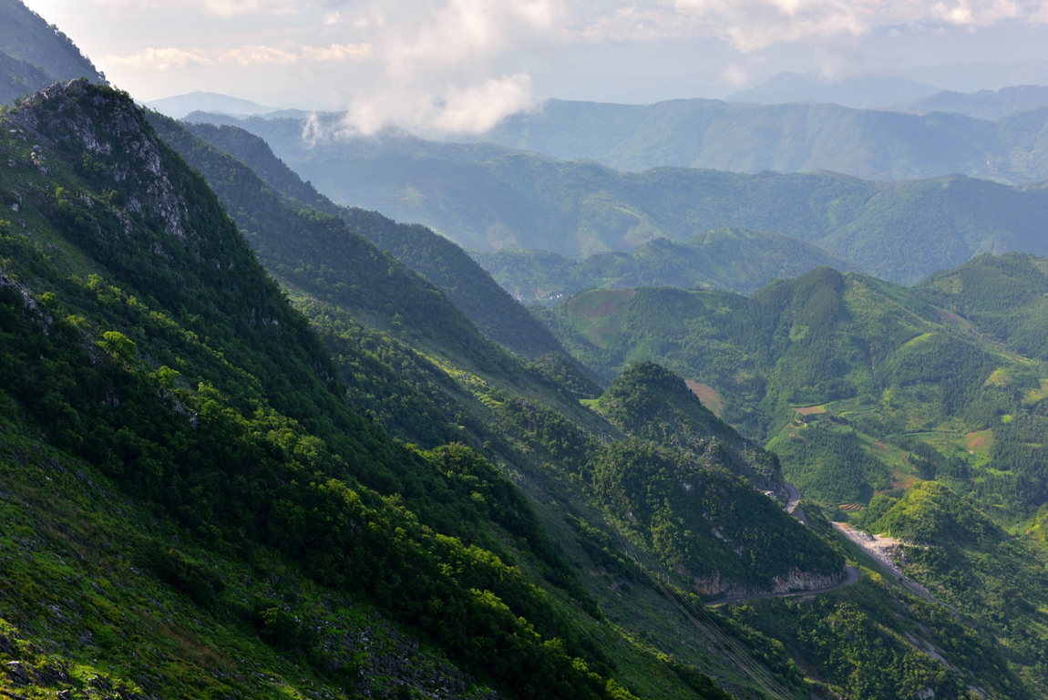 高山顶上拍广西群山.《大山之韵》.