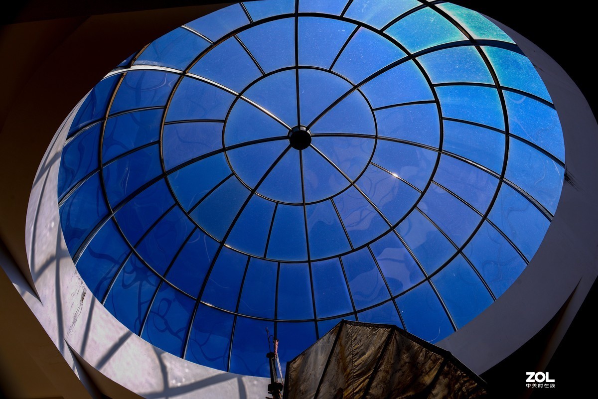 蓝蓝的天，阳江的海边。UV与偏振镜叠加产生的暗角。