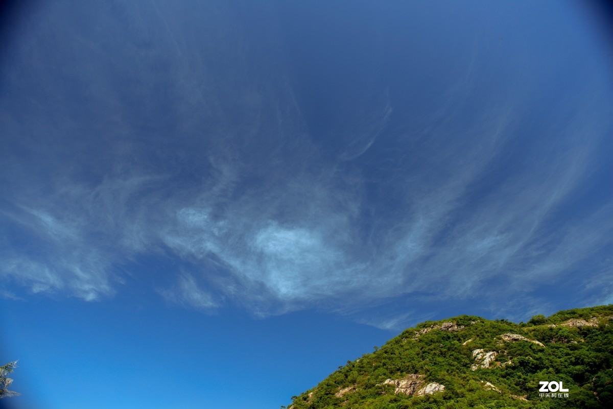 蓝蓝的天，阳江的海边。UV与偏振镜叠加产生的暗角。