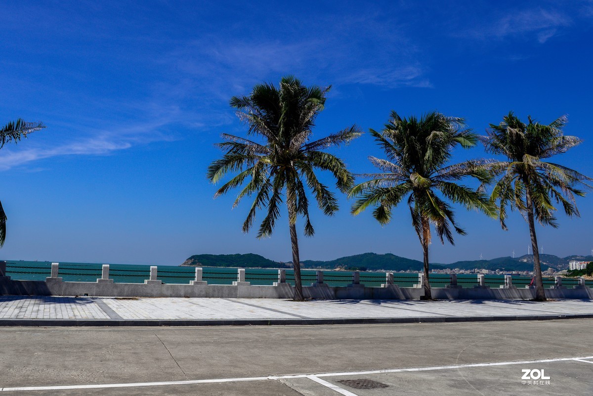 蓝蓝的天，阳江的海边。UV与偏振镜叠加产生的暗角。