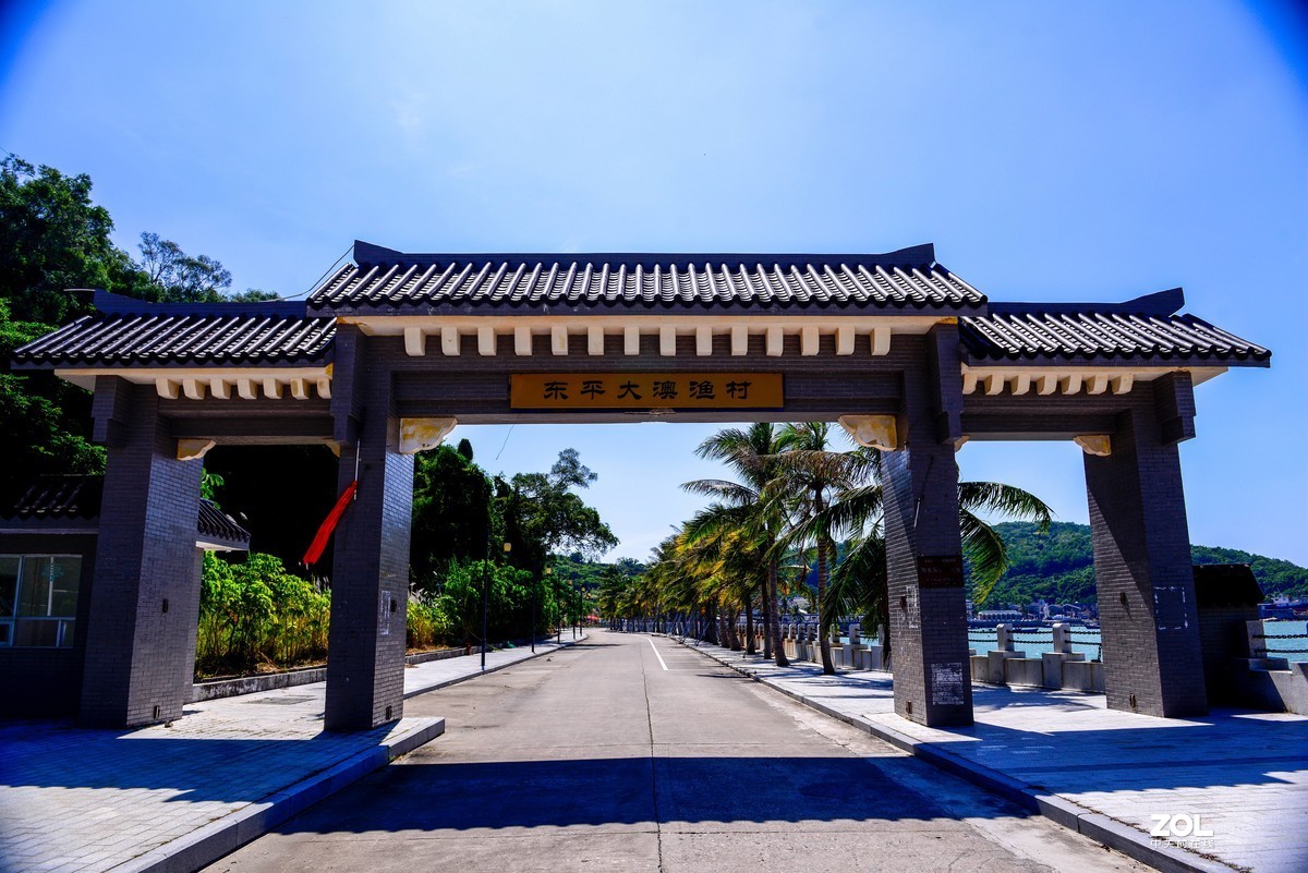 蓝蓝的天，阳江的海边。UV与偏振镜叠加产生的暗角。