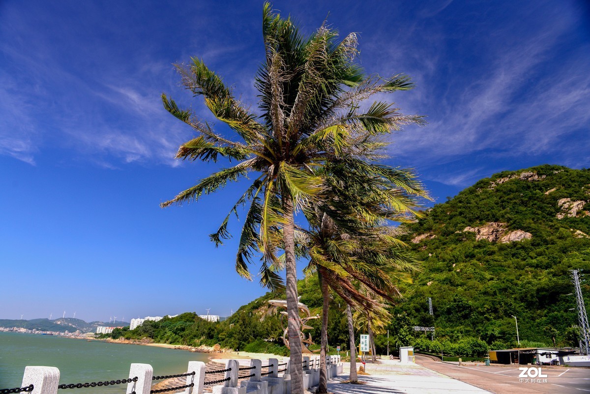 蓝蓝的天，阳江的海边。UV与偏振镜叠加产生的暗角。