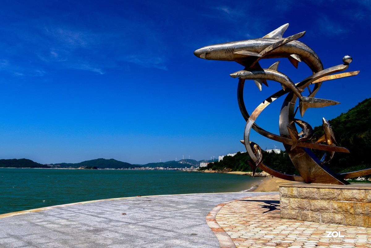 蓝蓝的天，阳江的海边。UV与偏振镜叠加产生的暗角。