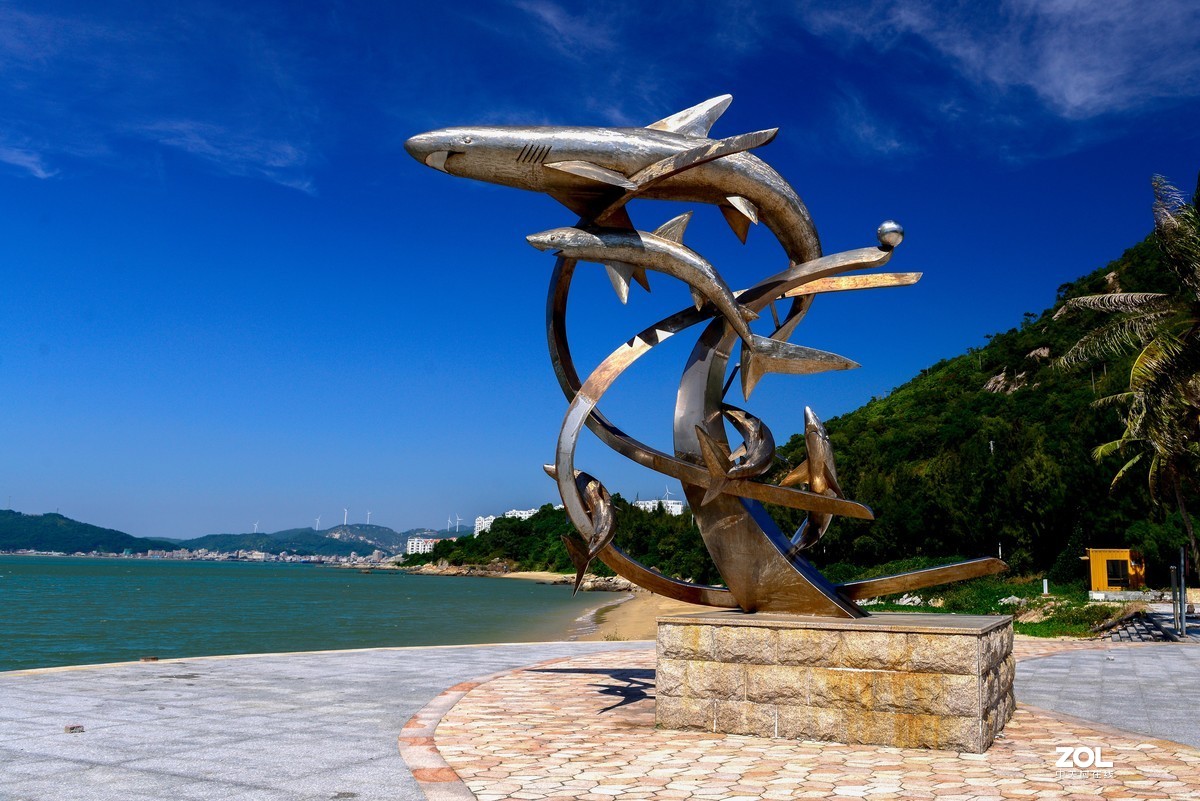 蓝蓝的天，阳江的海边。UV与偏振镜叠加产生的暗角。