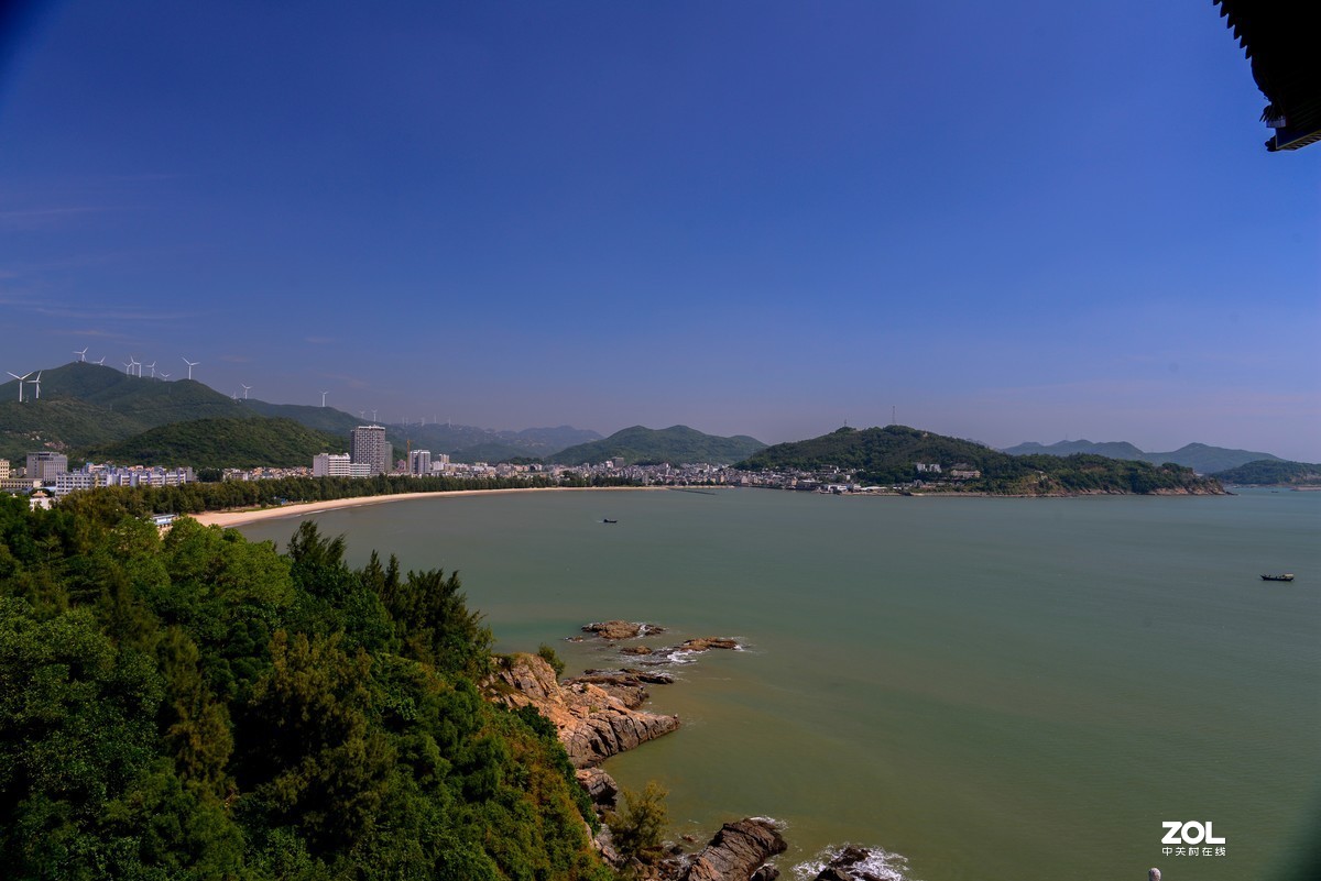 蓝蓝的天，阳江的海边。UV与偏振镜叠加产生的暗角。