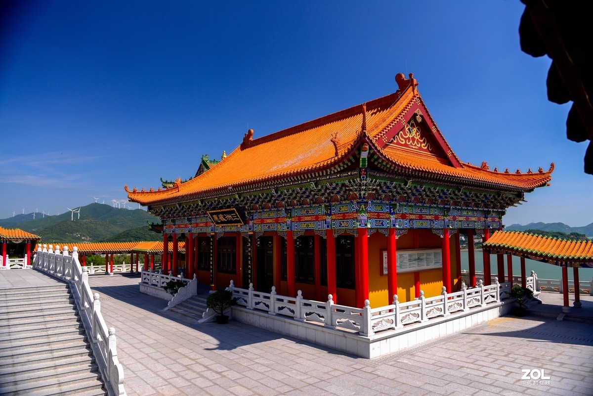 蓝蓝的天，阳江的海边。UV与偏振镜叠加产生的暗角。