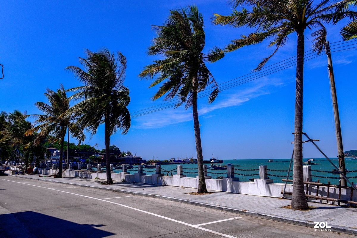 蓝蓝的天，阳江的海边。UV与偏振镜叠加产生的暗角。