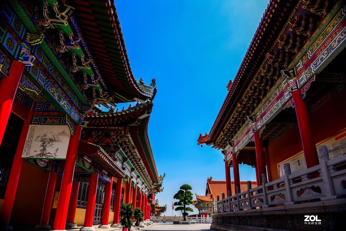 蓝蓝的天，阳江的海边。UV与偏振镜叠加产生的暗角。