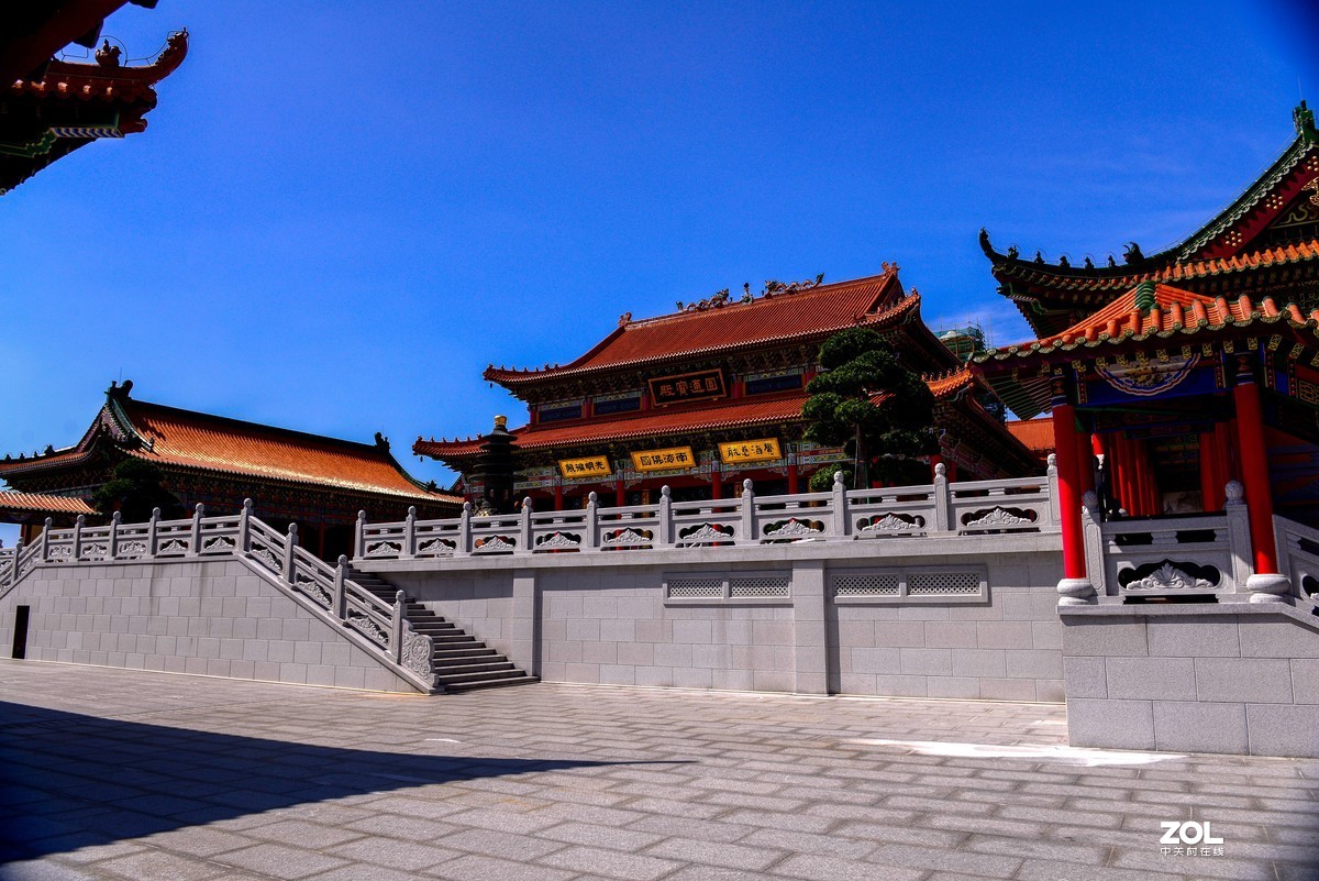 蓝蓝的天，阳江的海边。UV与偏振镜叠加产生的暗角。