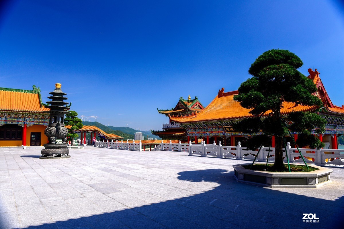 蓝蓝的天，阳江的海边。UV与偏振镜叠加产生的暗角。