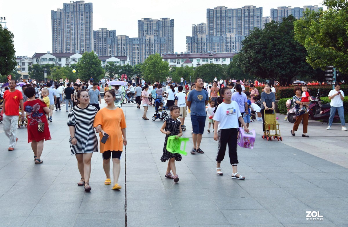 公园里傍晚休闲的人群