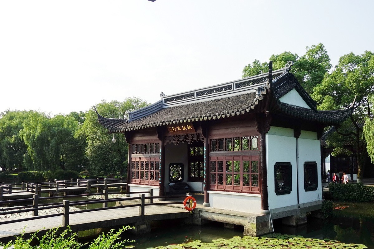 2019-05-29  闲逛的人们找不到三潭印月的船码头