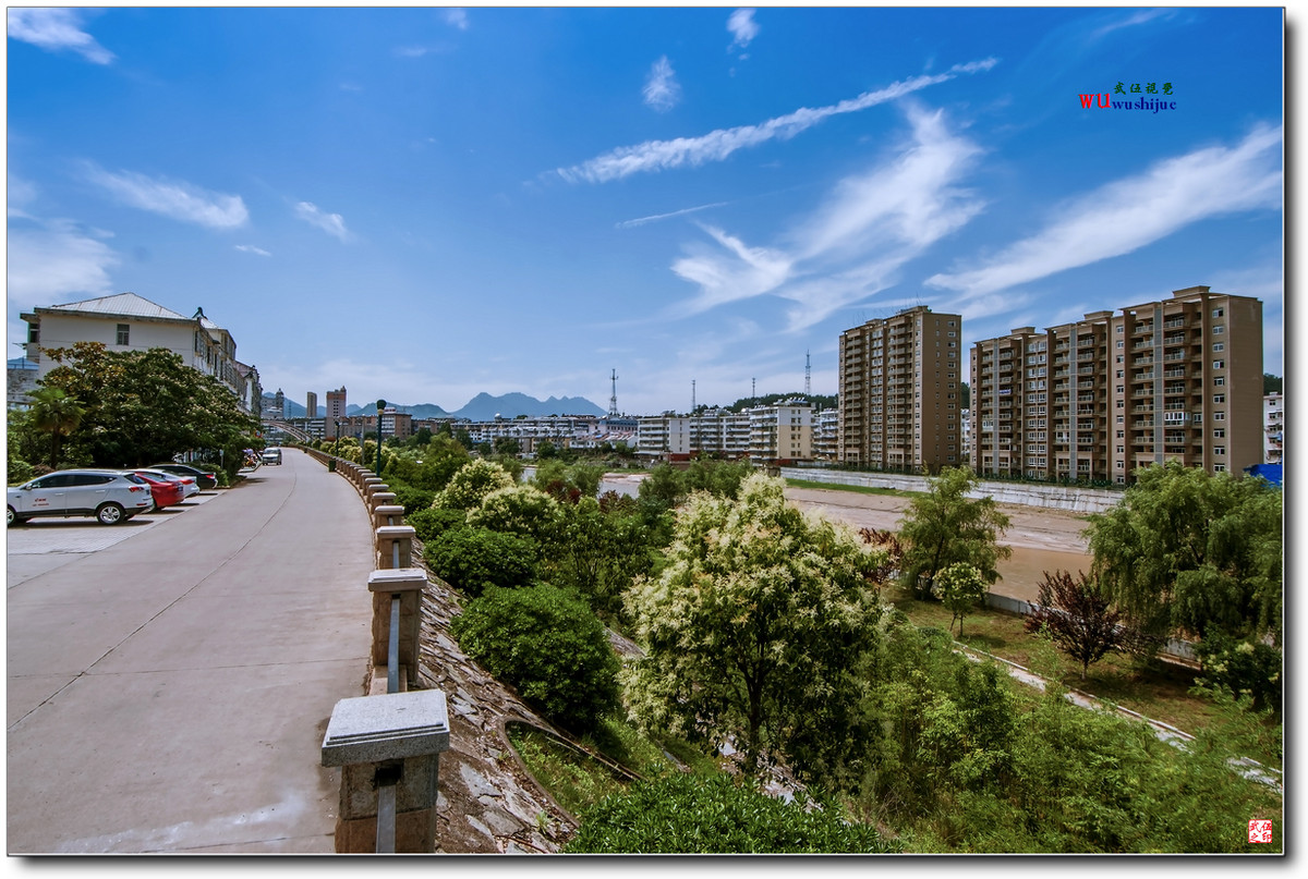 蓝天白云映山城