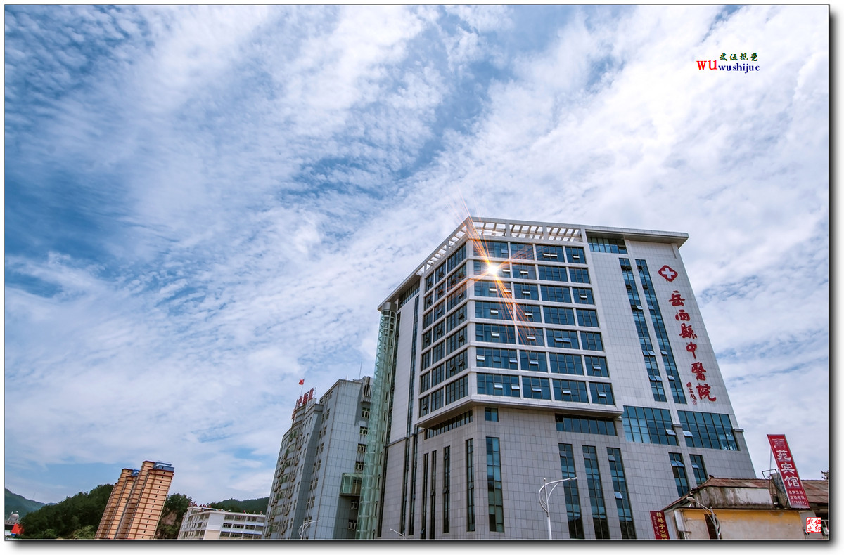 蓝天白云映山城