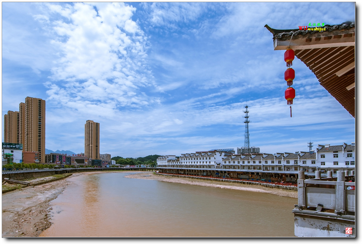蓝天白云映山城