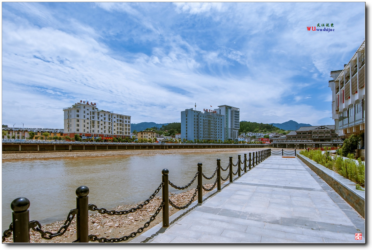 蓝天白云映山城