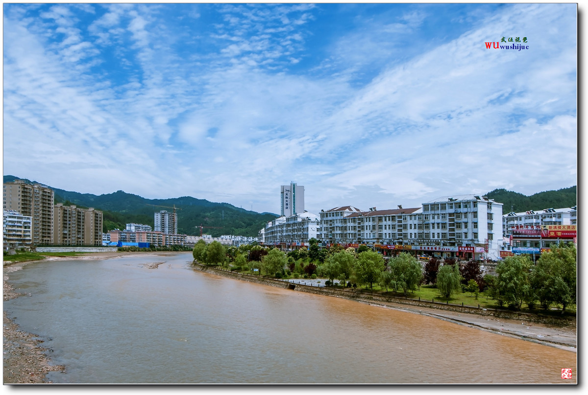 蓝天白云映山城