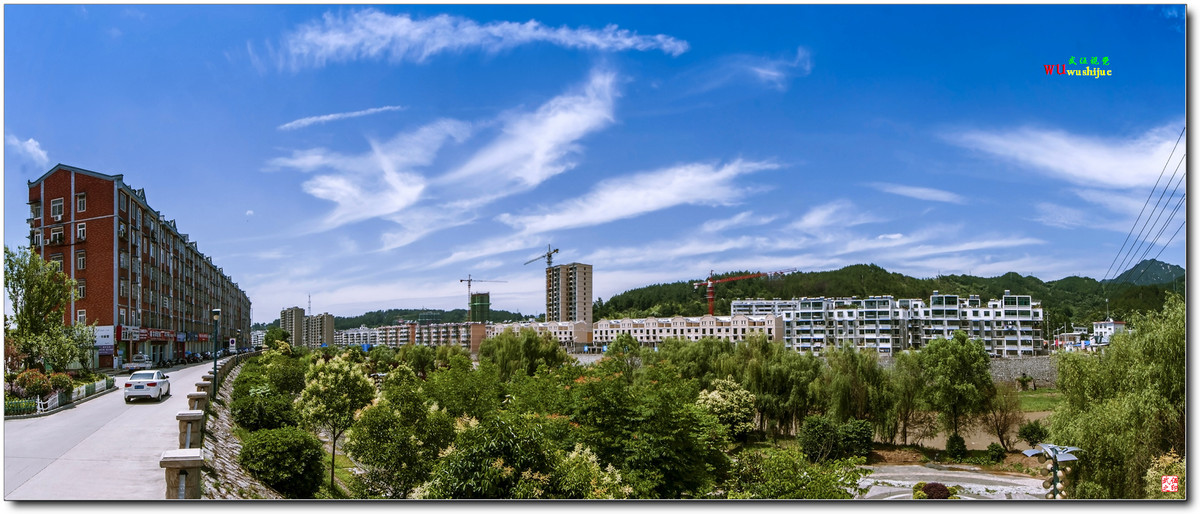 蓝天白云映山城