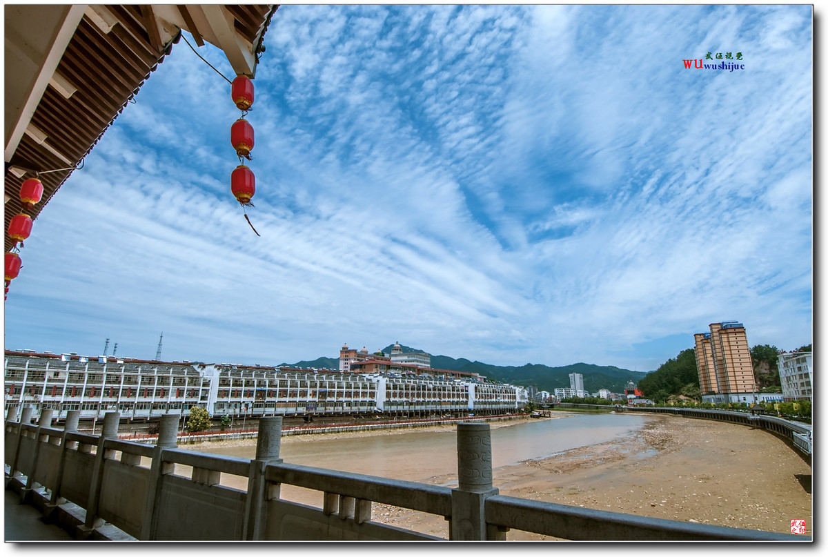 蓝天白云映山城