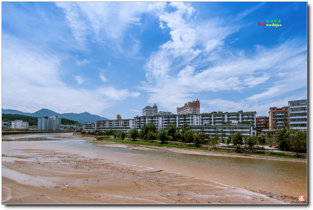 蓝天白云映山城