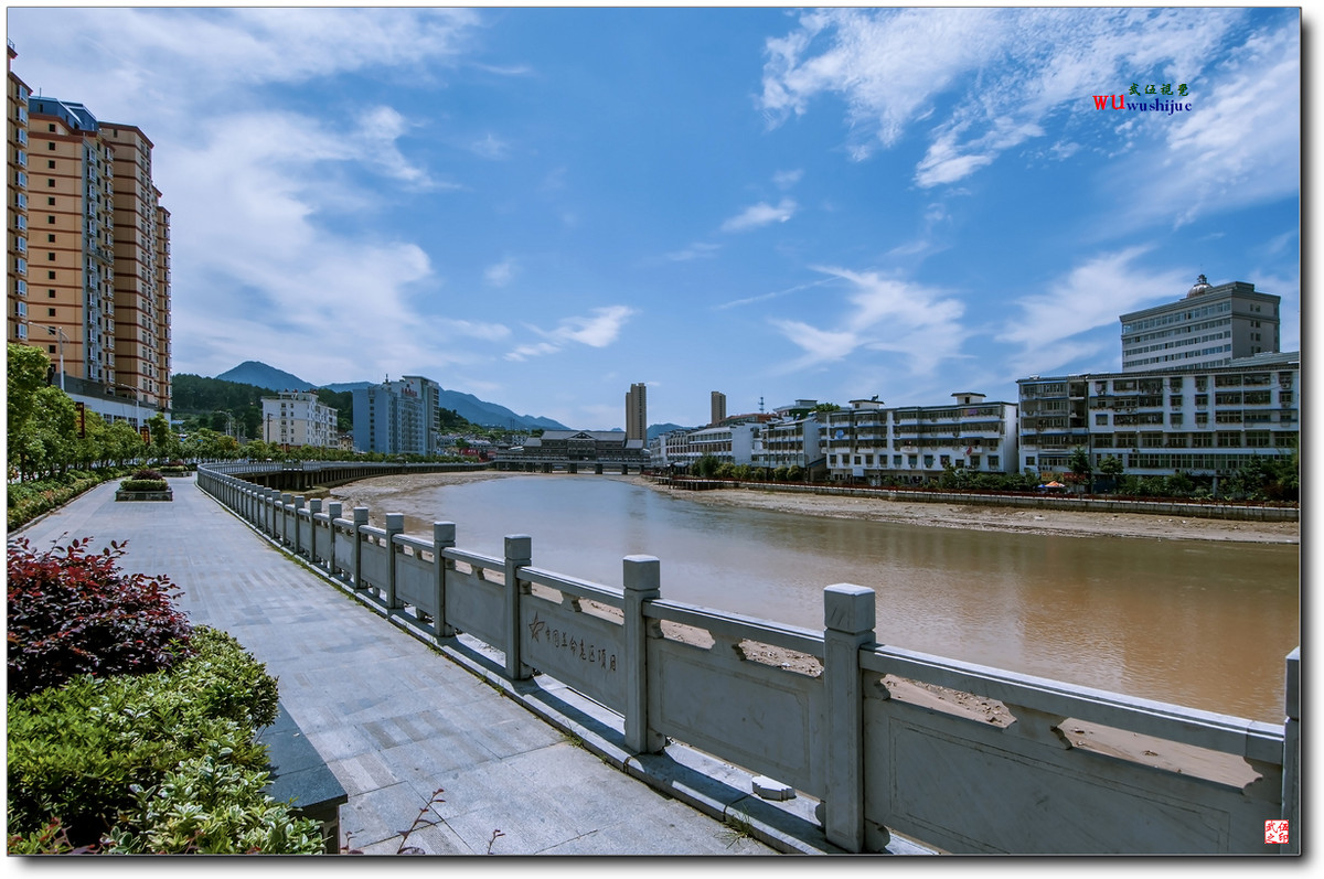 蓝天白云映山城